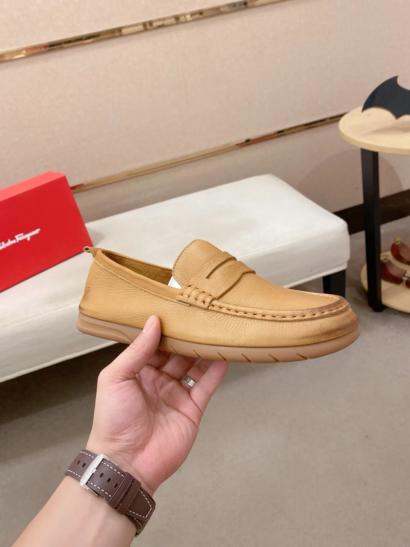 Factory price 500💰 Original Ferragamo men's shoes! The world's top brands...Luxury quality...//Fashion and high-end footwear 👍💪🏻...give you a low-key luxury comfort experience👍. The upper is made of pure Italian imported original cowhide and sweat-absorbent sheepskin lining. It is comfortable and breathable, high-end and classy... luxurious and noble!! .. OEM factory shipment [Hug] stall.. Original board. Welcome to taste..38--44.